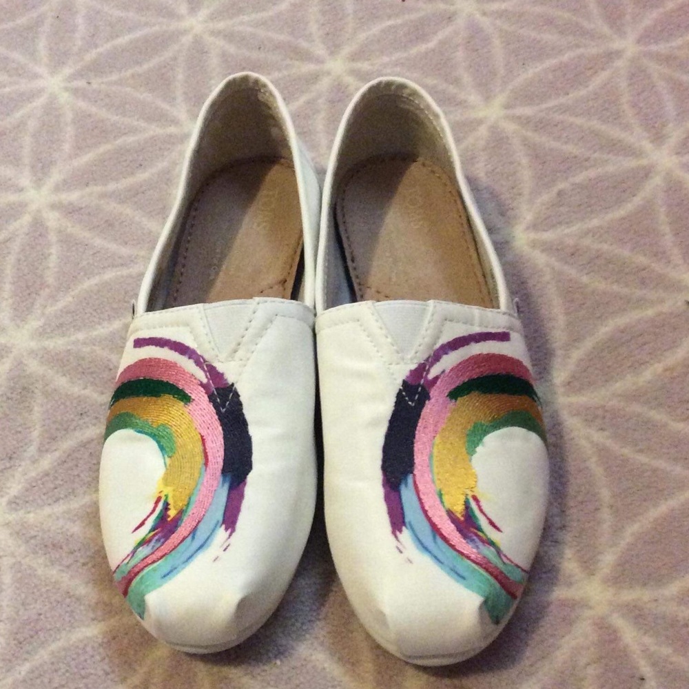 Tom’s sz 6 Never Been Worn!! White with colorful